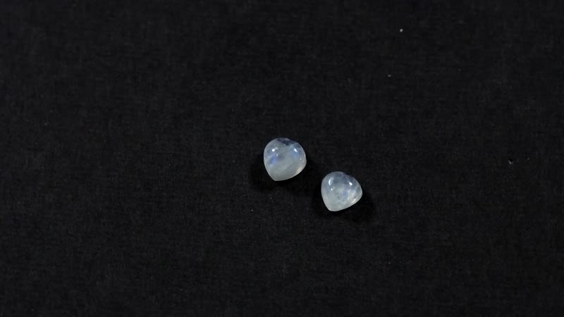 Rainbow Moonstone (Hrt 5 mm) 1.01 ctw
