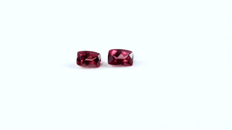 Mozambique Garnet Set of 2 (Cush 6x4 mm) 1.27 ctw