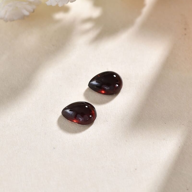 AA Mozambique Garnet Set of 2 (Pear 7x5mm) 1.93 ctw