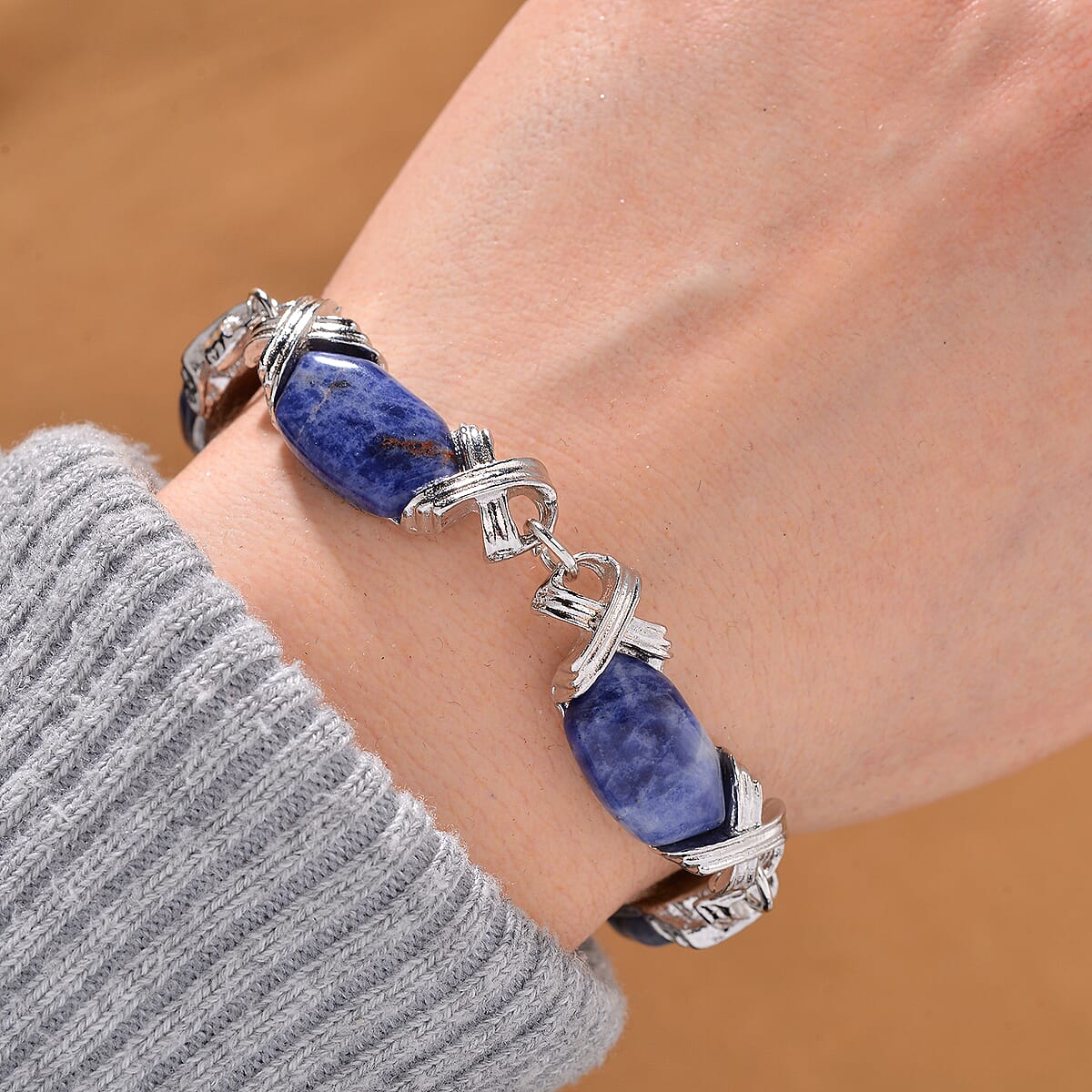 Sodalite 65.00 ctw Molto Kiss Bracelet in Silvertone (6-8In) image number 1