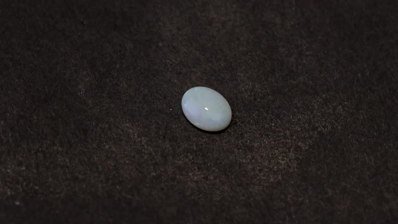 White Opal (Ovl 8x6 mm) 0.60 ctw