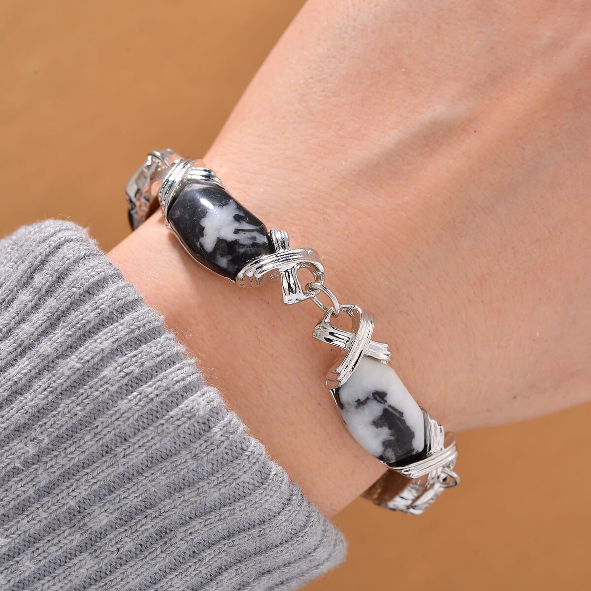 Grey Zebra Jasper 65.00 ctw Molto Kiss Bracelet in Silvertone (6-8In) image number 1