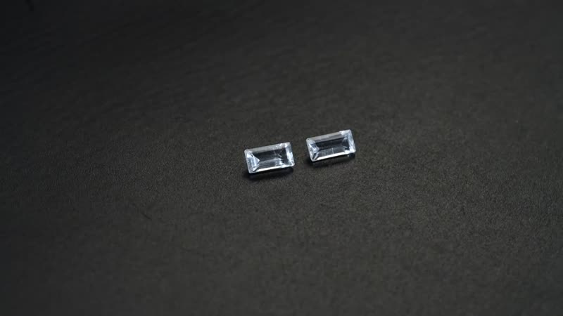 White Topaz Set of 2 (Bgt 6x3 mm) 0.94 ctw