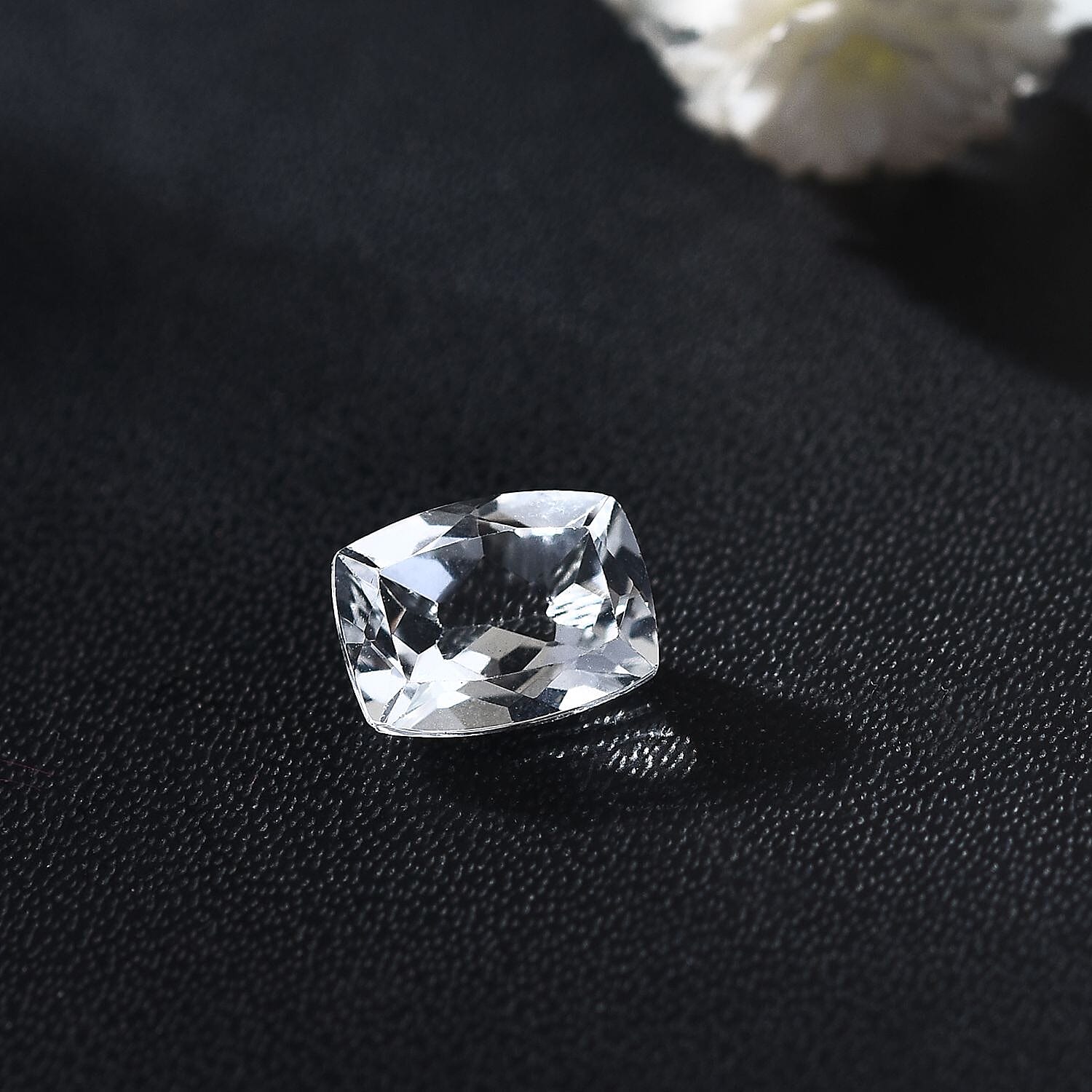 White Topaz (Cushion 8x6 mm) 1.67 ctw