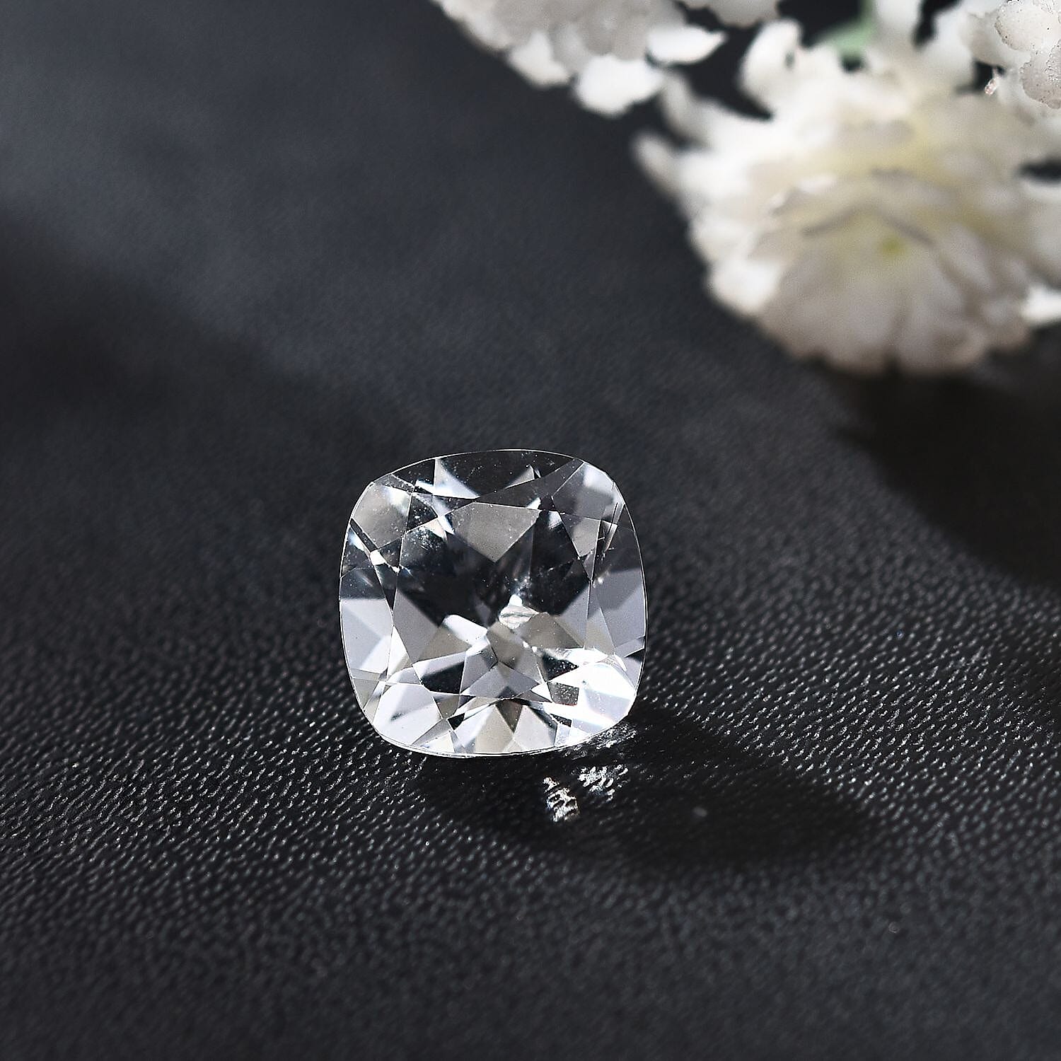 White Topaz (Cushion 8x8 mm) 2.35 ctw