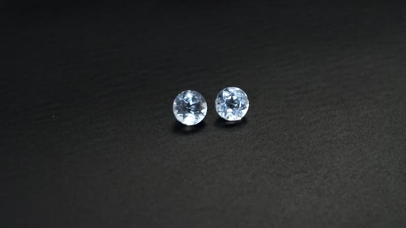 White Topaz Set of 2 (Rnd 6 mm) 1.68 ctw