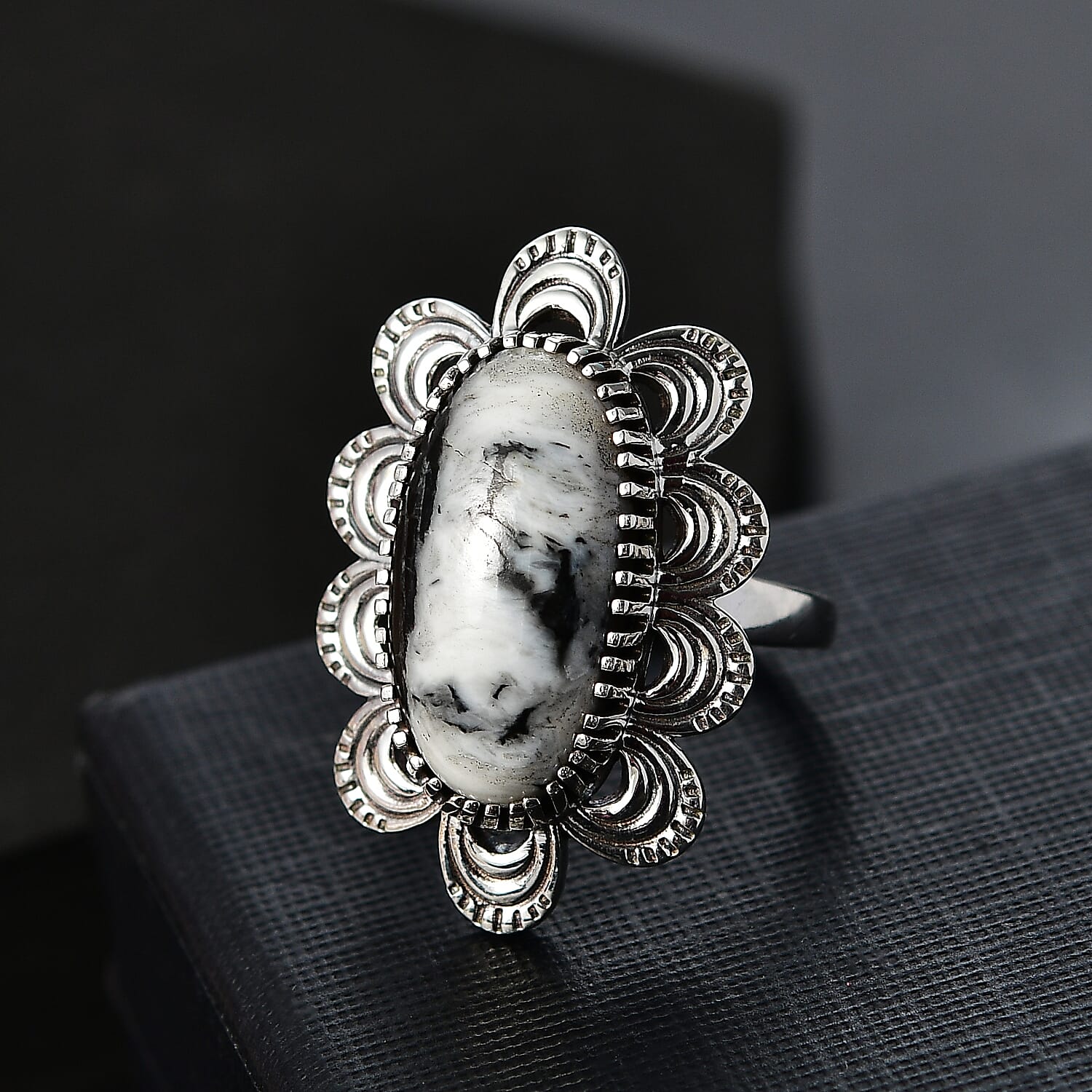 D'Joy Artisan Crafted White Buffalo 8.50 ctw Floral Ring in Sterling Silver (Size 10.0)