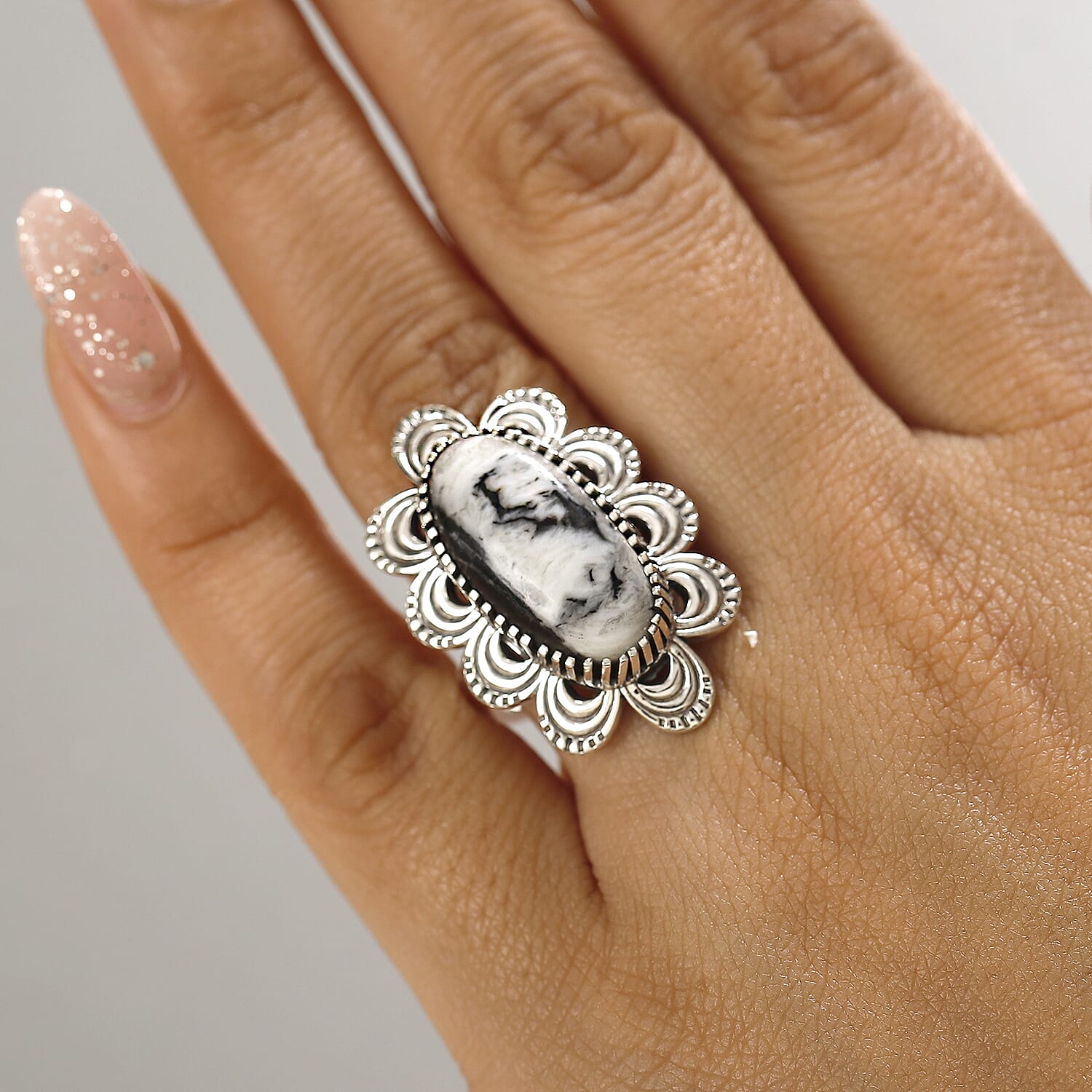 D'Joy Artisan Crafted White Buffalo 8.50 ctw Floral Ring in Sterling Silver (Size 10.0)