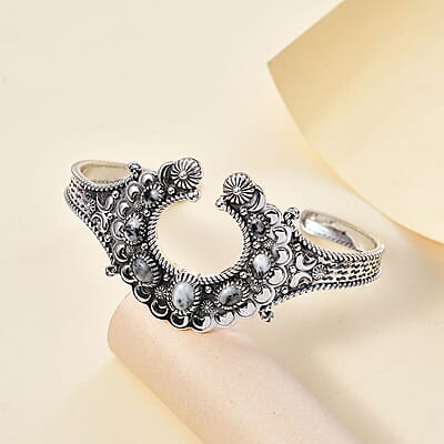 D'Joy Indian Artisan Crafted White Buffalo 4.75 ctw Moonlit Blossom Cuff Bracelet in Sterling Silver (7.25 In)