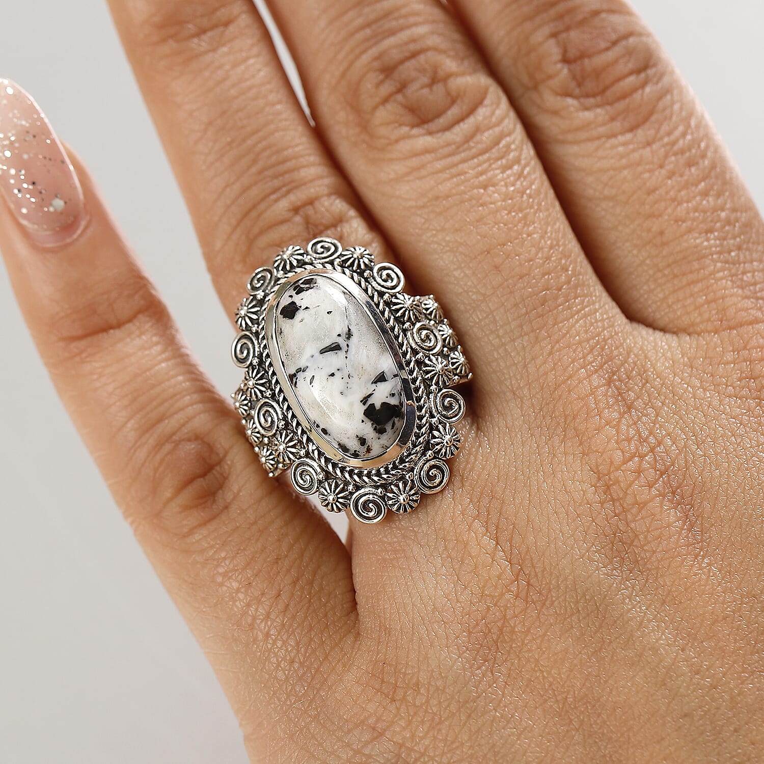 D'Joy Indian Artisan Crafted White Buffalo 9.00 ctw Floral Ring in Sterling Silver (Size 10.0)