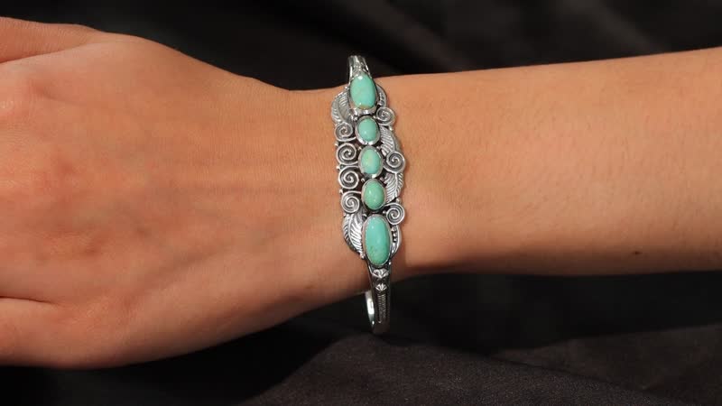 D'Joy Artisan Crafted Royston Turquoise 8.25 ctw Leaf Cuff Bracelet in Sterling Silver (7.25 In)