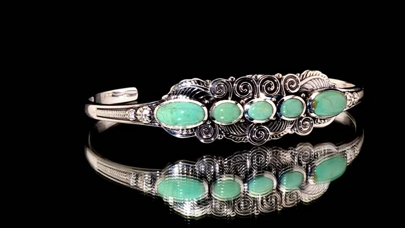 D'Joy Artisan Crafted Royston Turquoise 8.25 ctw Leaf Cuff Bracelet in Sterling Silver (7.25 In)