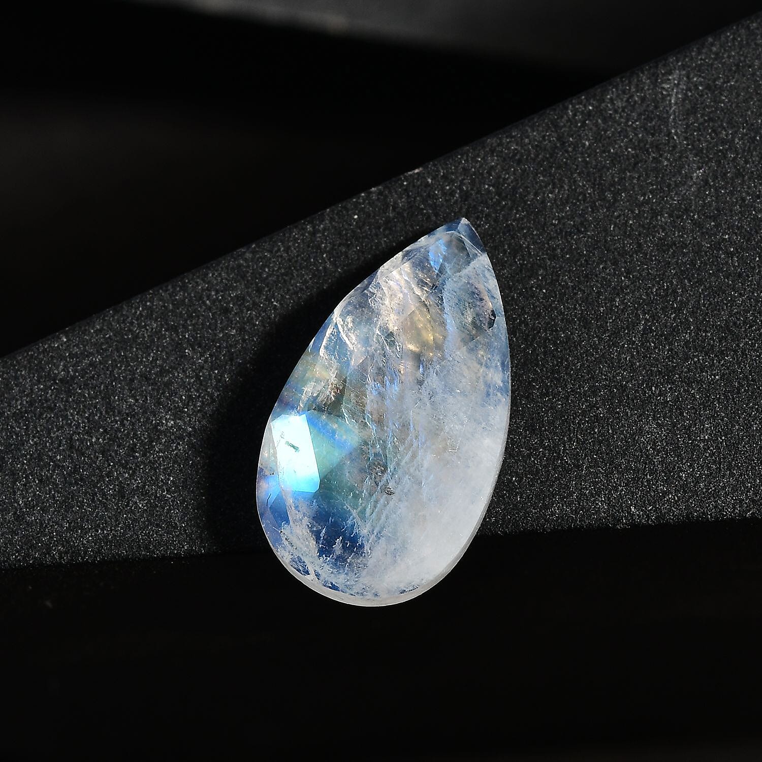 AA Rainbow Moonstone (Pear 14x8 mm) 3.07 ctw