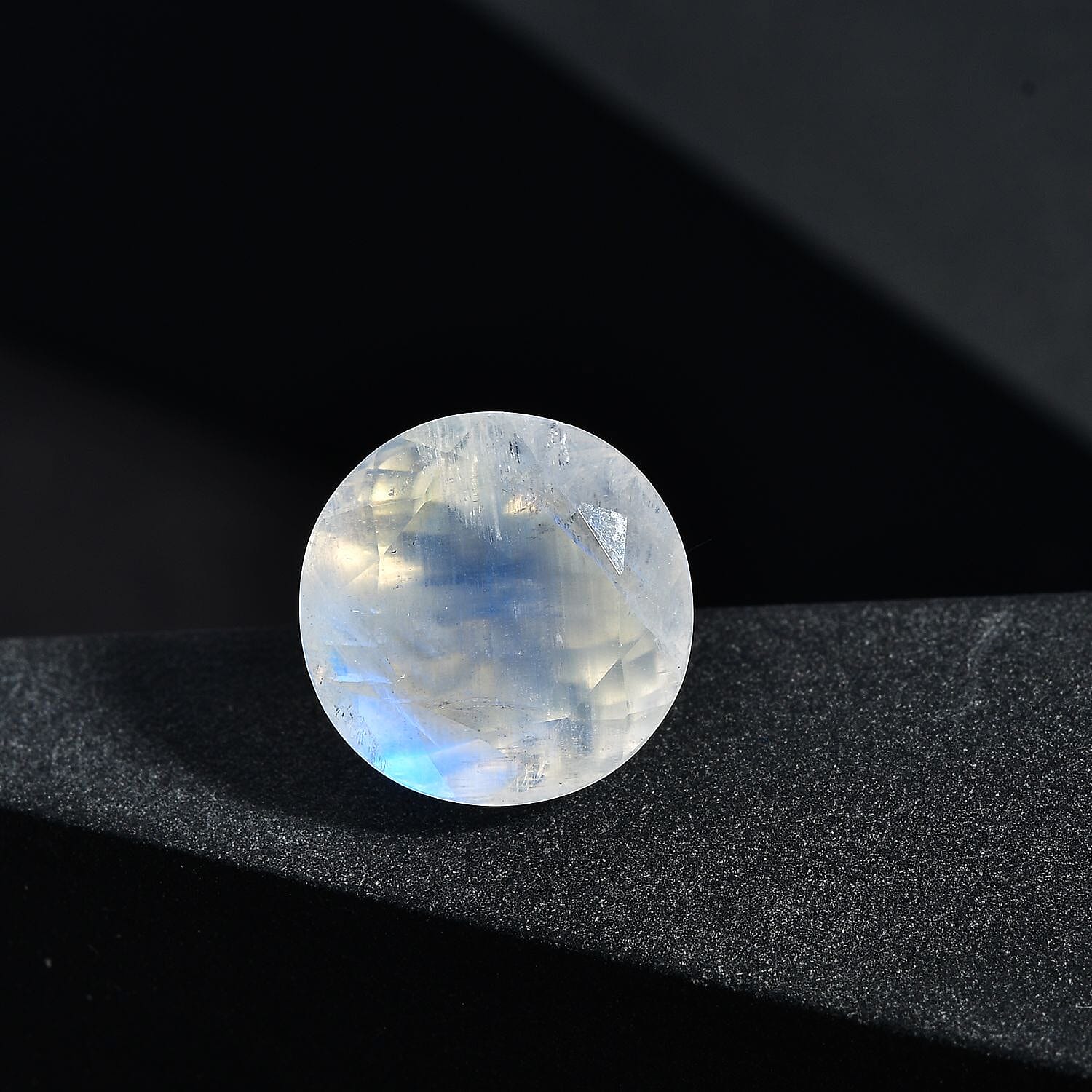 AA Rainbow Moonstone (Rnd 11 mm) 4.22 ctw