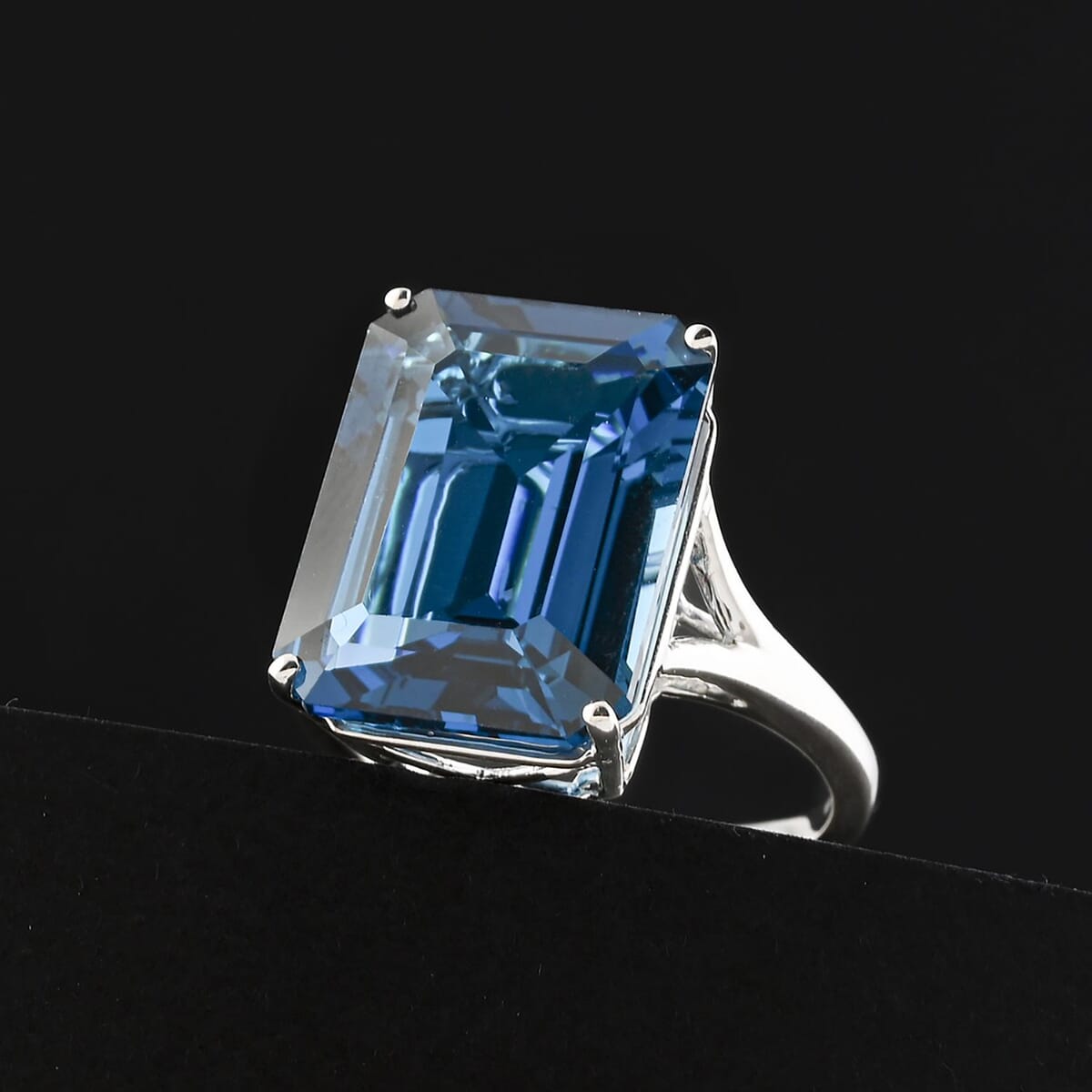 Certified & Appraised Luxoro AAA London Blue Topaz 10.50 ctw Solitaire Ring in 10K White Gold (Size 8.0) image number 1