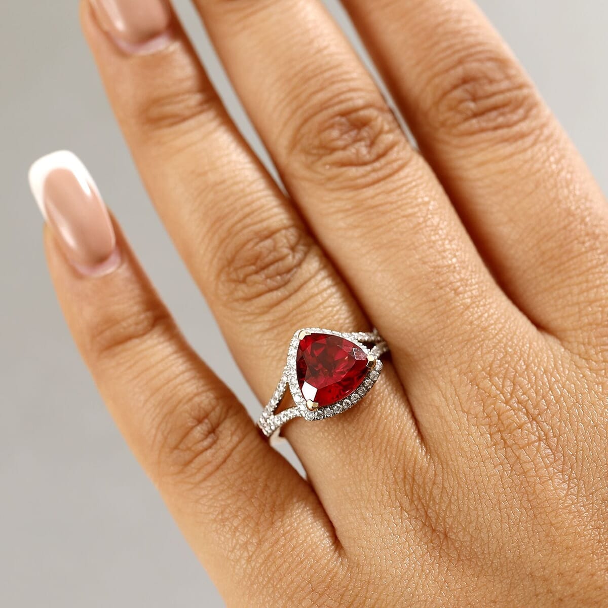 Certified & Appraised Luxuriant AAA Lab Grown Padparadscha Sapphire and E-F VS Lab Grown Diamond 5.28 ctw Ring in 10K Yellow Gold (Size 10.0) image number 2