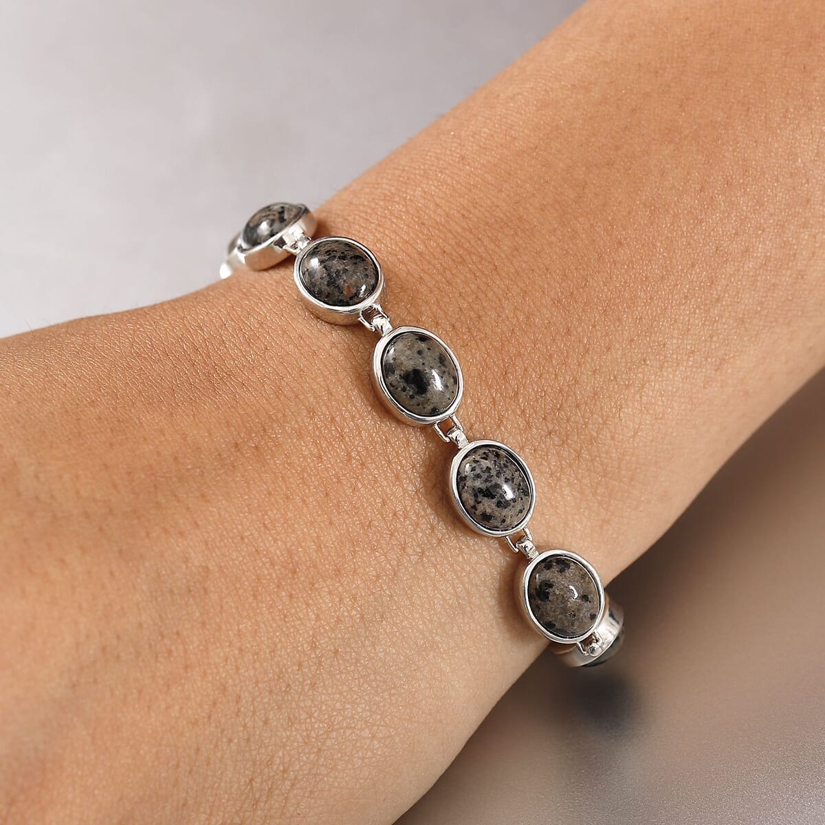 Karis Natural Yooperlite 31.30 ctw Bracelet in Platinum Bond (7.25 In) with Free UV Flash Light image number 2