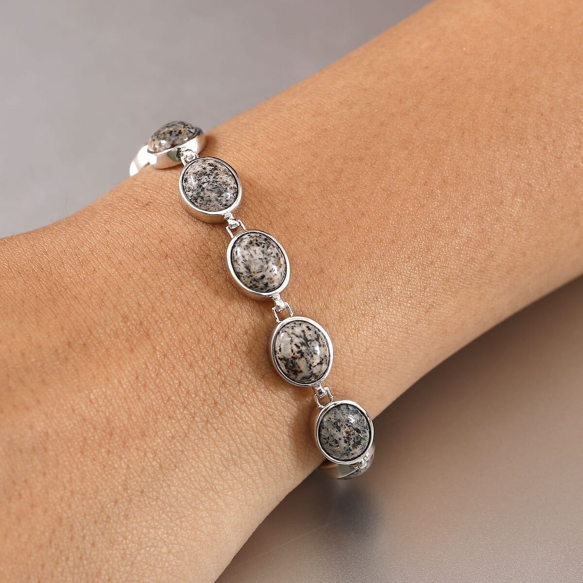 Karis Natural Yooperlite 28.25 ctw Bracelet in Platinum Bond (6.50 In) with Free UV Flash Light image number 2