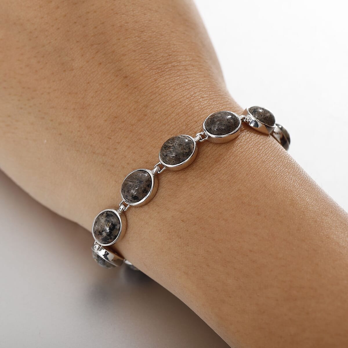 Karis Natural Yooperlite 34.00 ctw Bracelet in Platinum Bond (8.00 In) with Free UV Flash Light image number 2