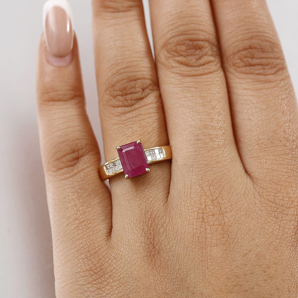 Luxoro AAA Royal Ruby and Diamond I2 3.50 ctw Ring in 10K Yellow Gold (Size 6.5) image number 2