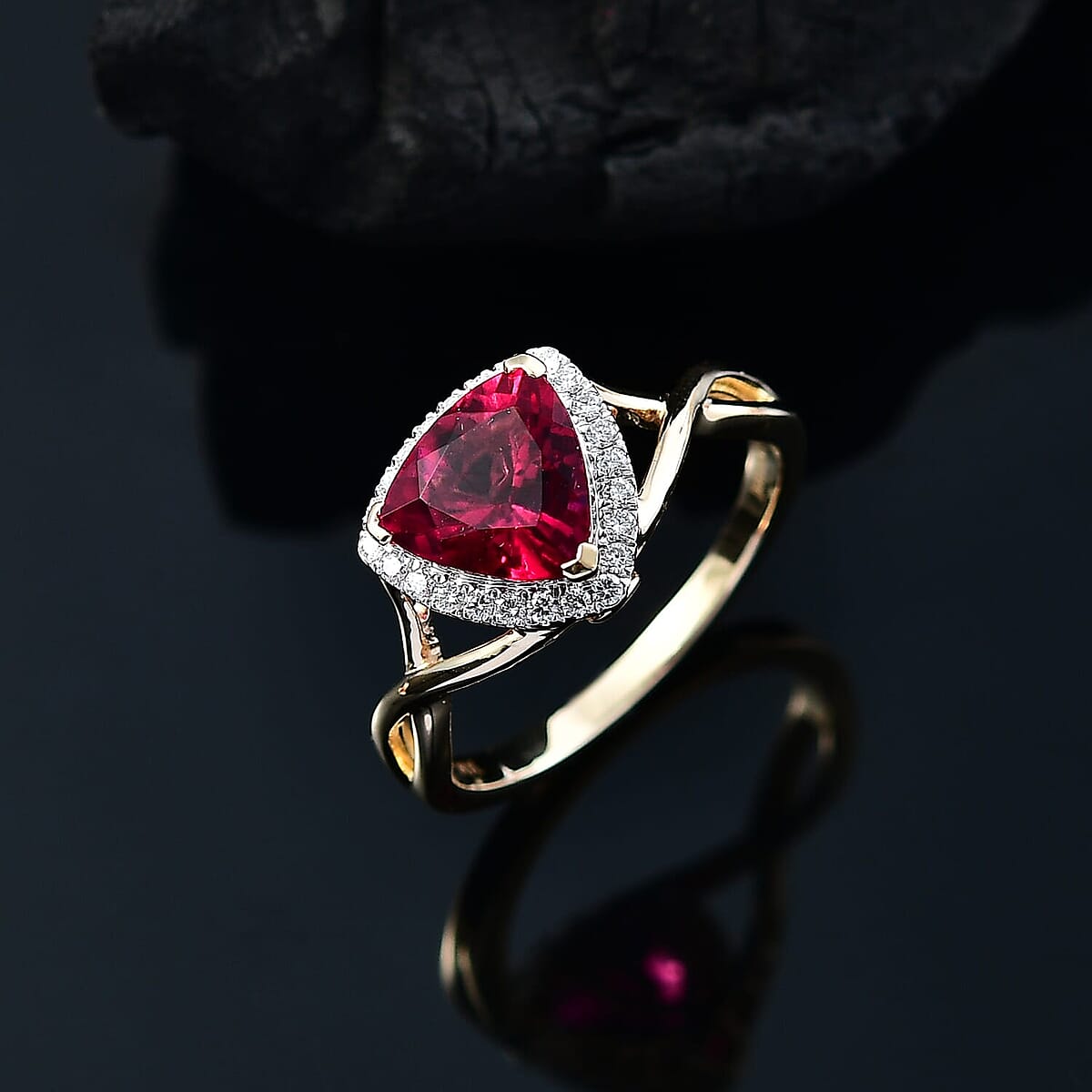 Certified & Appraised AAA Luxuriant Bixbite (LG) 10.5) and E-F VS Lab Grown Diamond 2.28 ctw Ring in 10K Yellow Gold (Size 10.0) image number 1