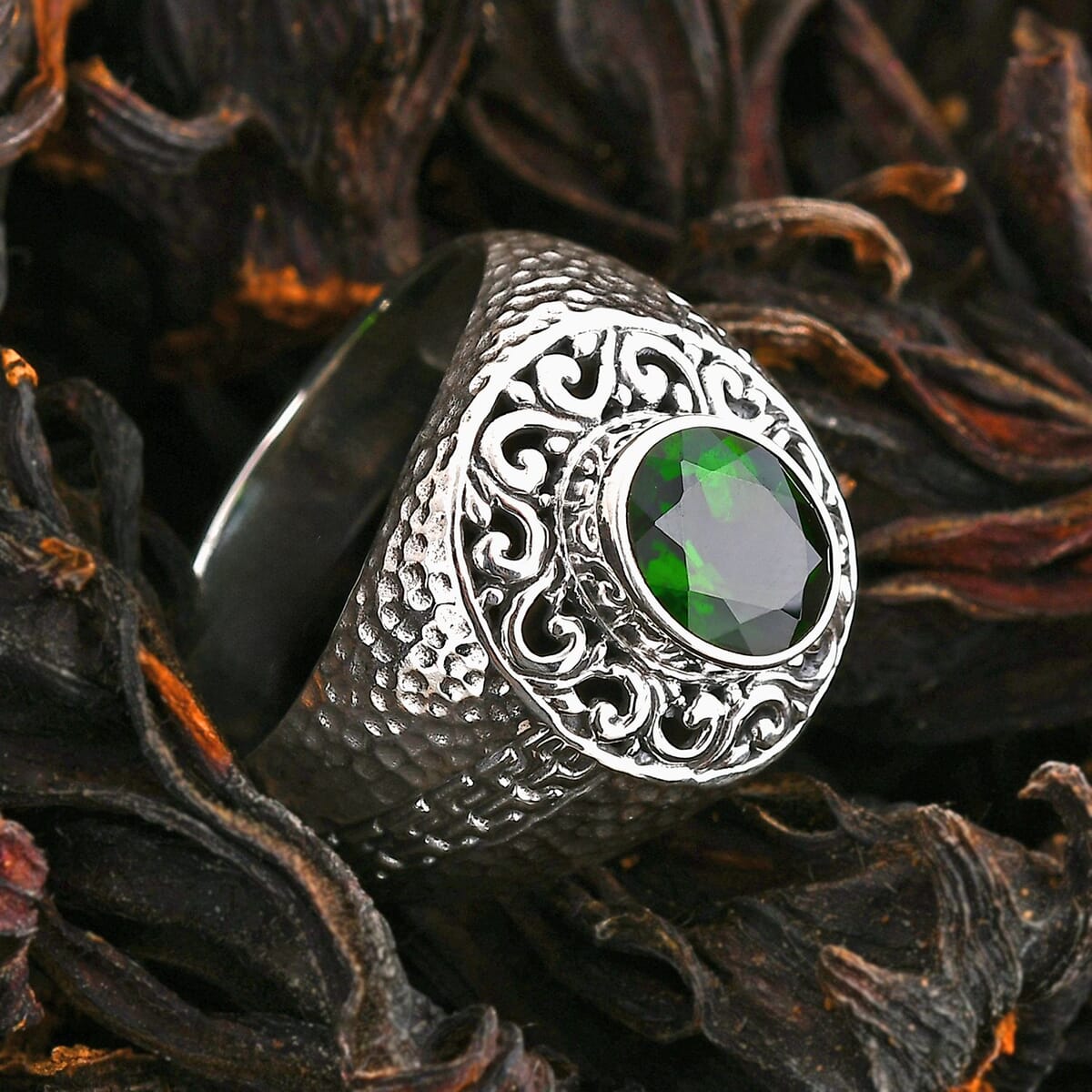 Bali Legacy Chrome Diopside 1.90 ctw Hammer with Tulang Naga Texture Ring in Sterling Silver (Size 6.0)  image number 1