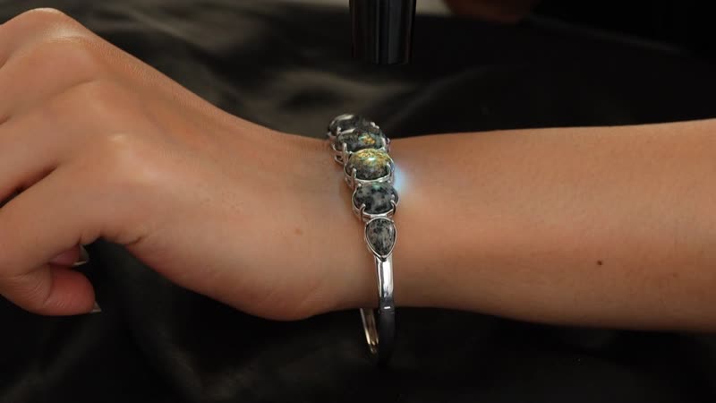 Karis Natural Yooperlite 27.80 ctw Bangle Bracelet in Platinum Bond (6.50 In) with Free UV Flash Light