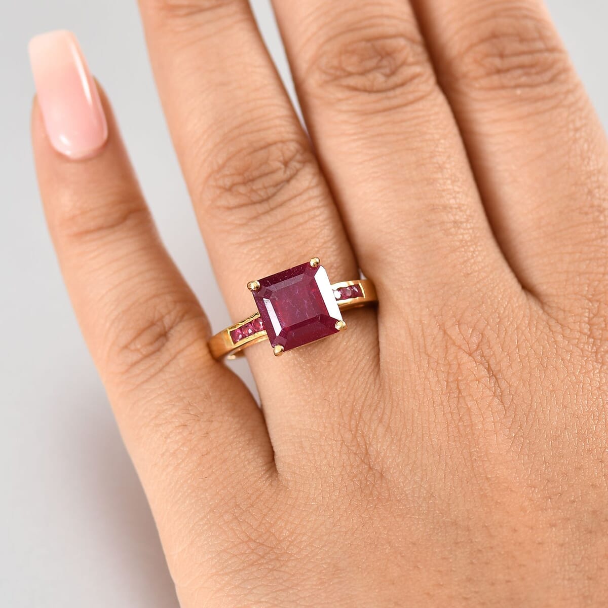 D'Joy Premium Niassa Ruby (FF) 8.20 ctw Art Deco Ring in 18K Vermeil Yellow Gold Over Sterling Silver (Size 10.0) image number 2
