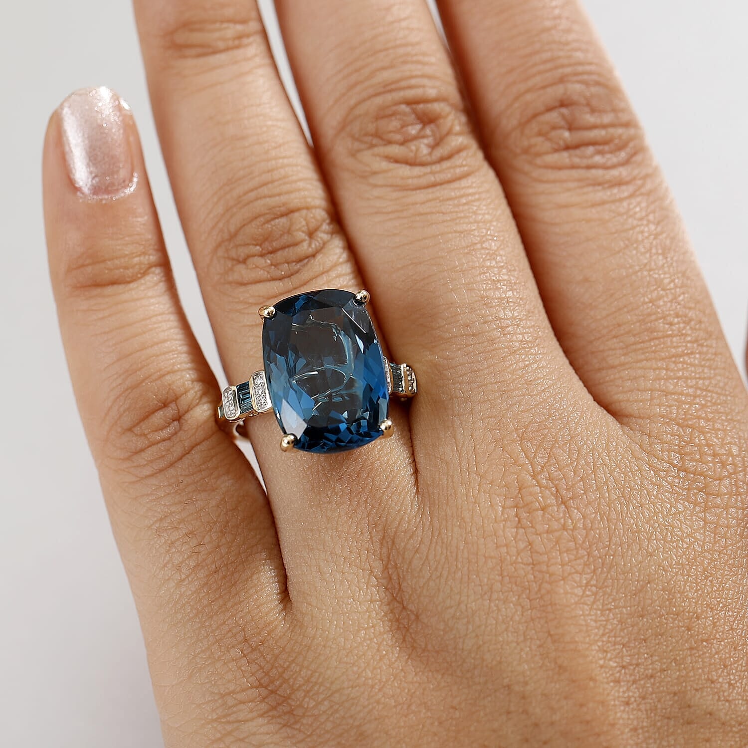 Cushion / 10 - Product card gallery slide 3 (10146059518235)