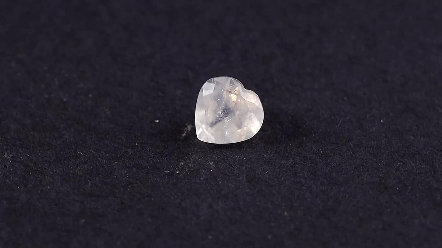AA Rainbow Moonstone (Hrt 6 mm) 0.75 ctw