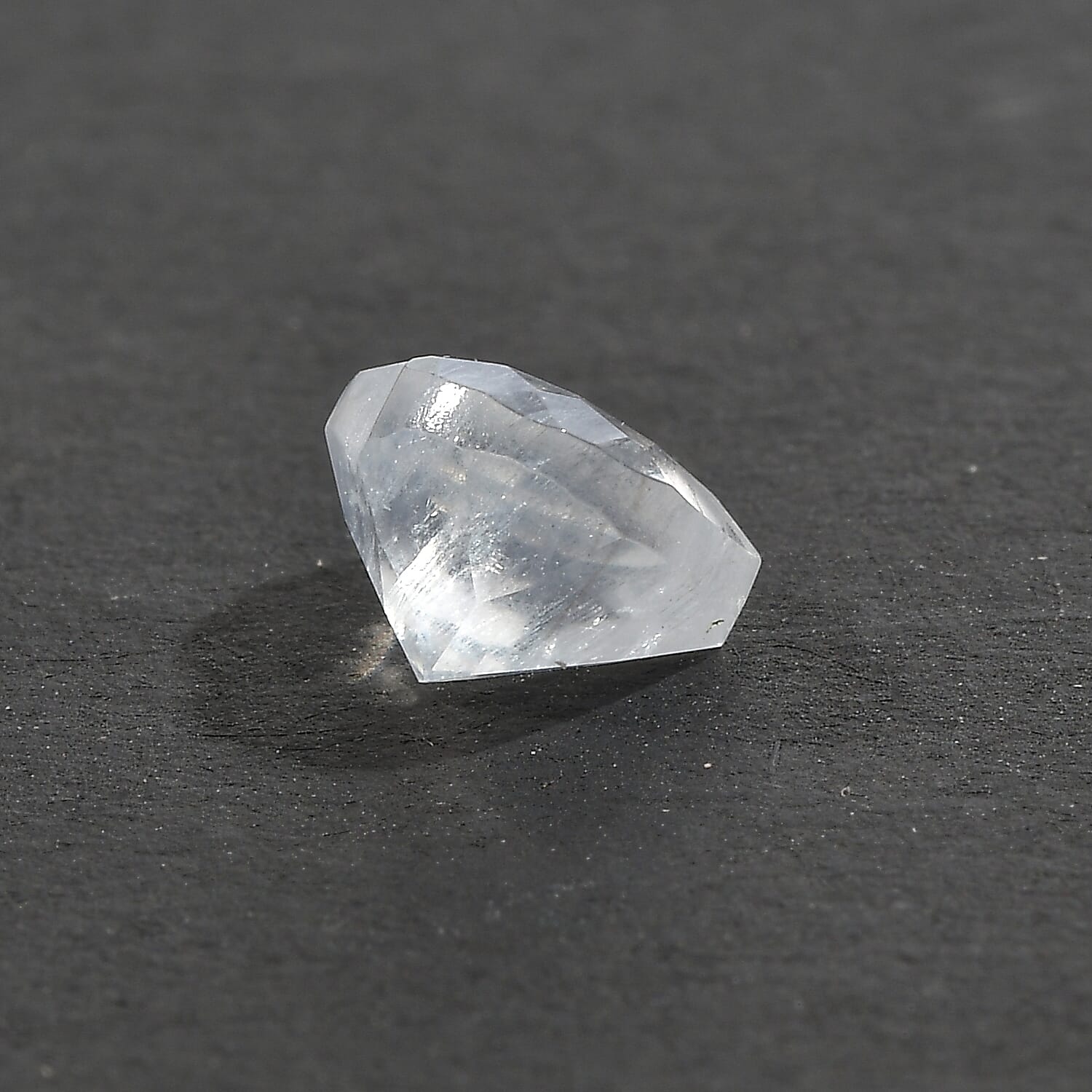 AA Rainbow Moonstone (Hrt 6 mm) 0.75 ctw