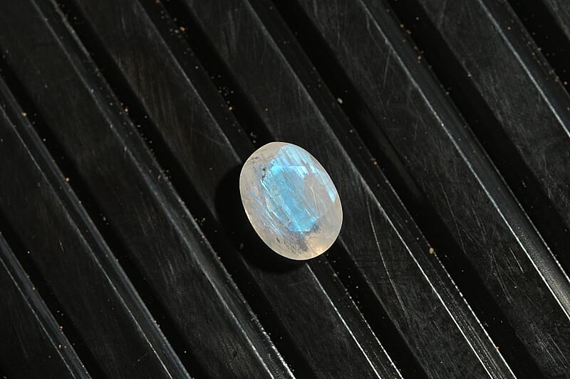 Rainbow Moonstone (Oval 8x6 mm) 1.04 ctw Loose Gemstone