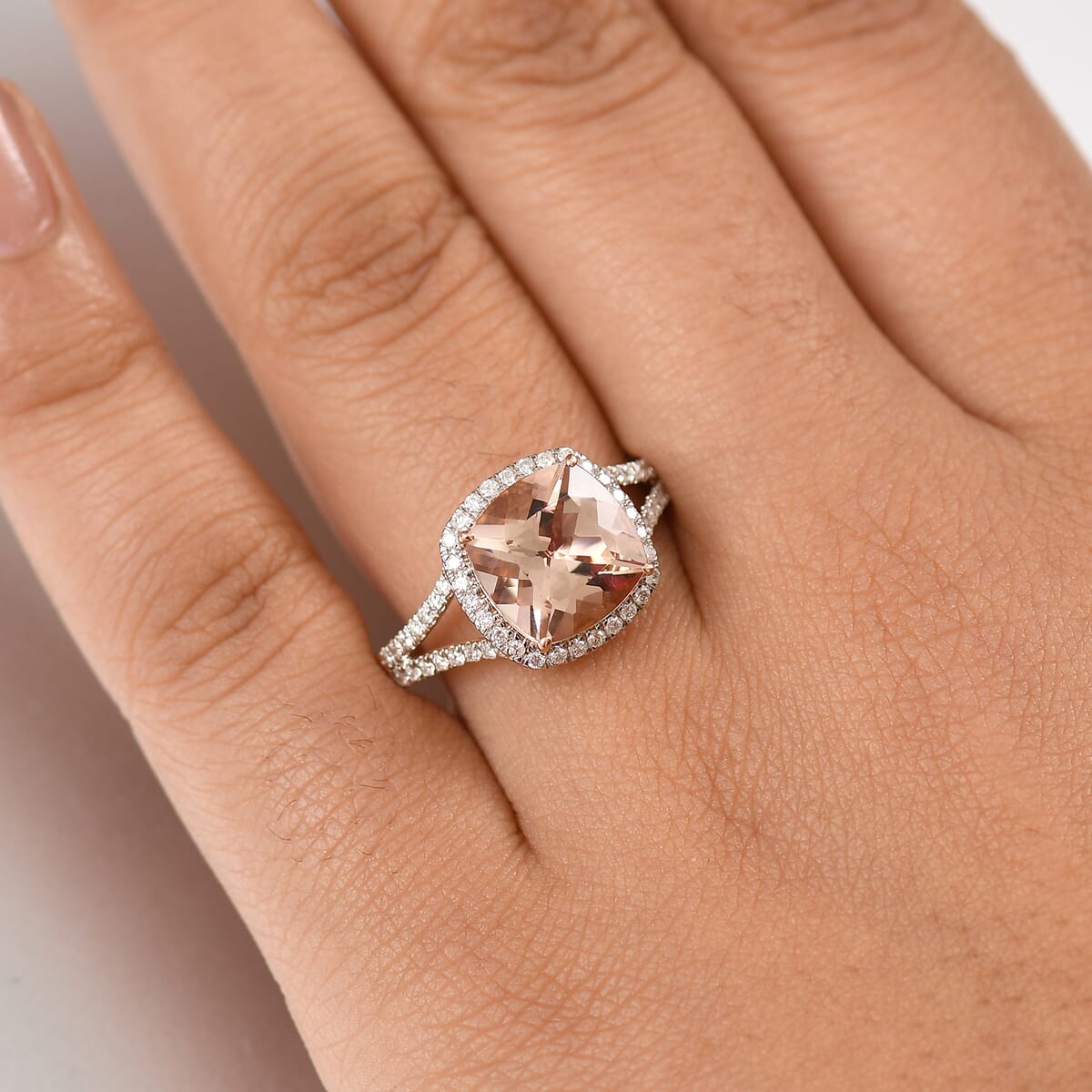 Certified & Appraised Luxoro AAA Marropino Morganite and G-H I2 Diamond 3.91 ctw Ring in 10K Rose Gold (Size 10.0) (Del. in 10-15 Days) image number 2