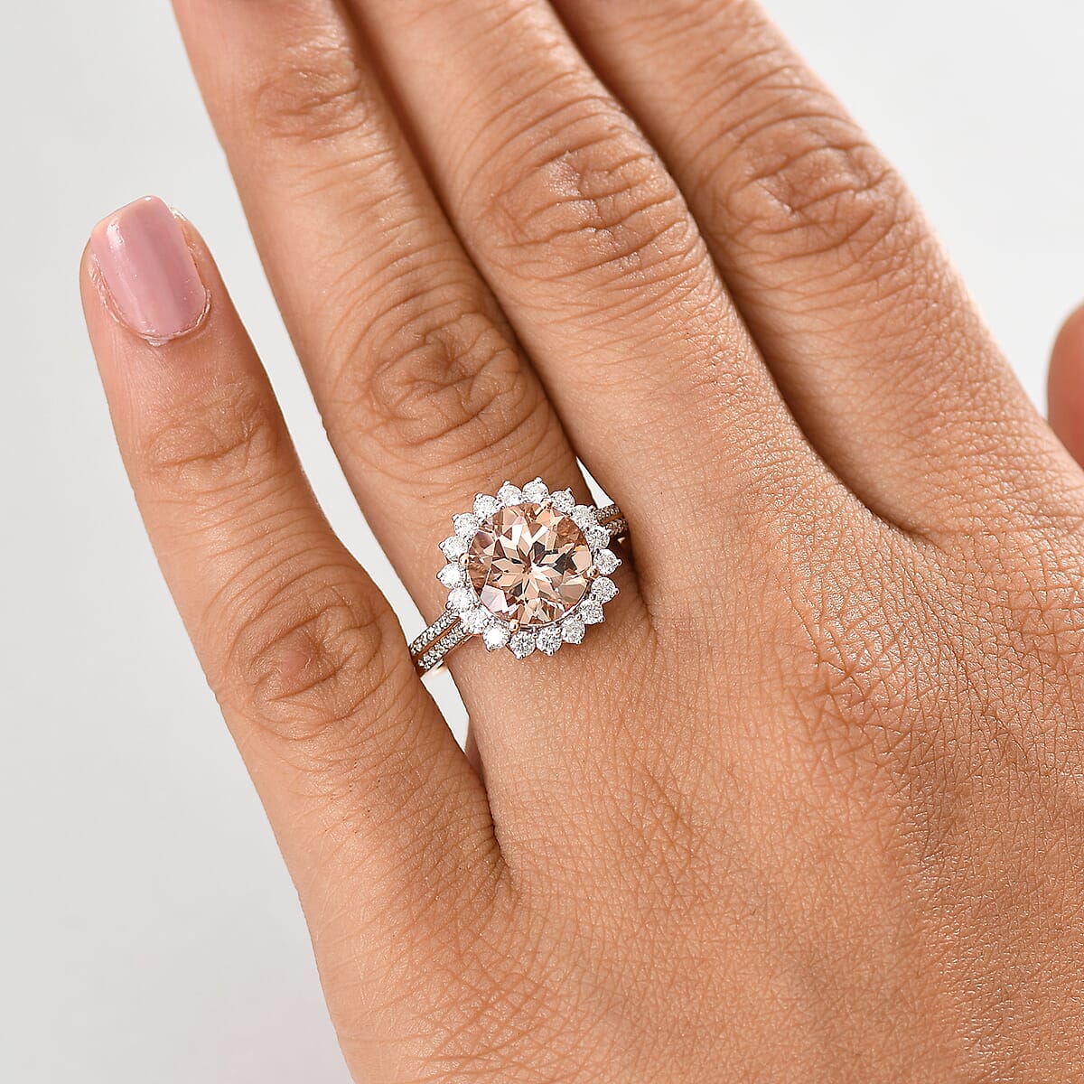 Certified & Appraised Luxoro AAA Marropino Morganite and G-H I2 Diamond 4.09 ctw Ring in 10K Rose Gold (Size 8.0) (Del. in 10-15 Days) image number 2