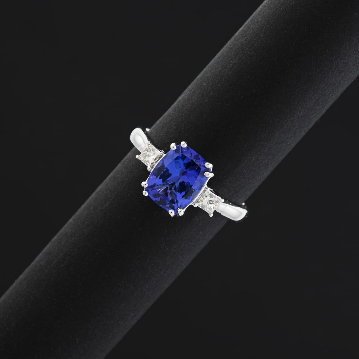 Certified & Appraised Luxoro 10K White Gold AAA Tanzanite, Diamond (I2) (0.20 cts) Ring (Size 10.0) 2.25 ctw image number 1