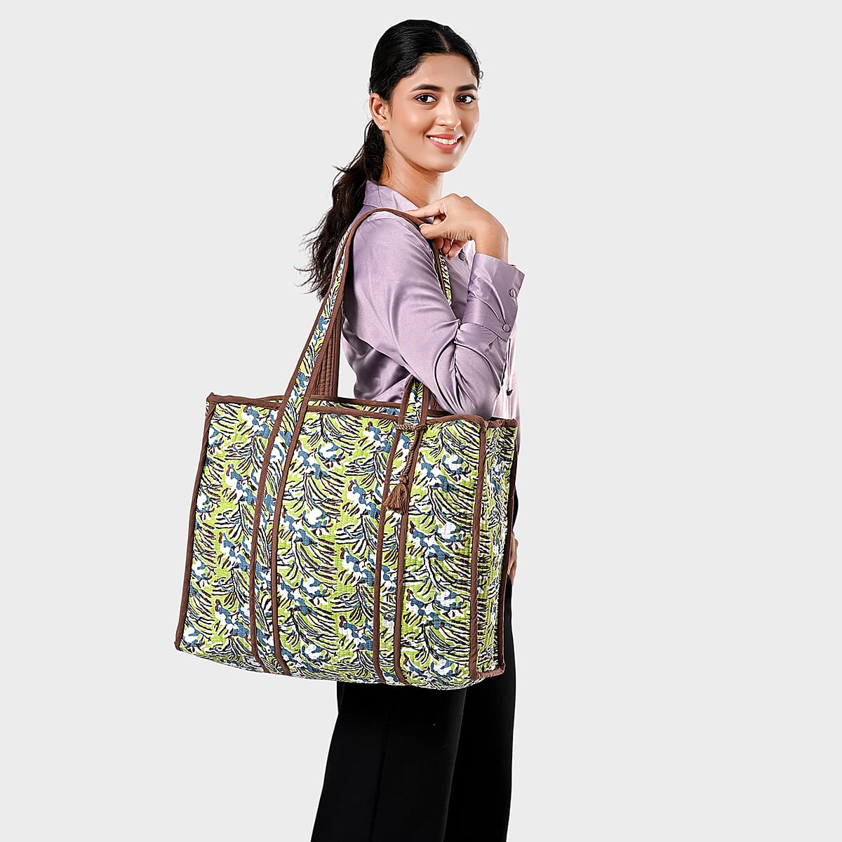 Green Floral Quilted Cotton & Polyester Tote Bag image number 2