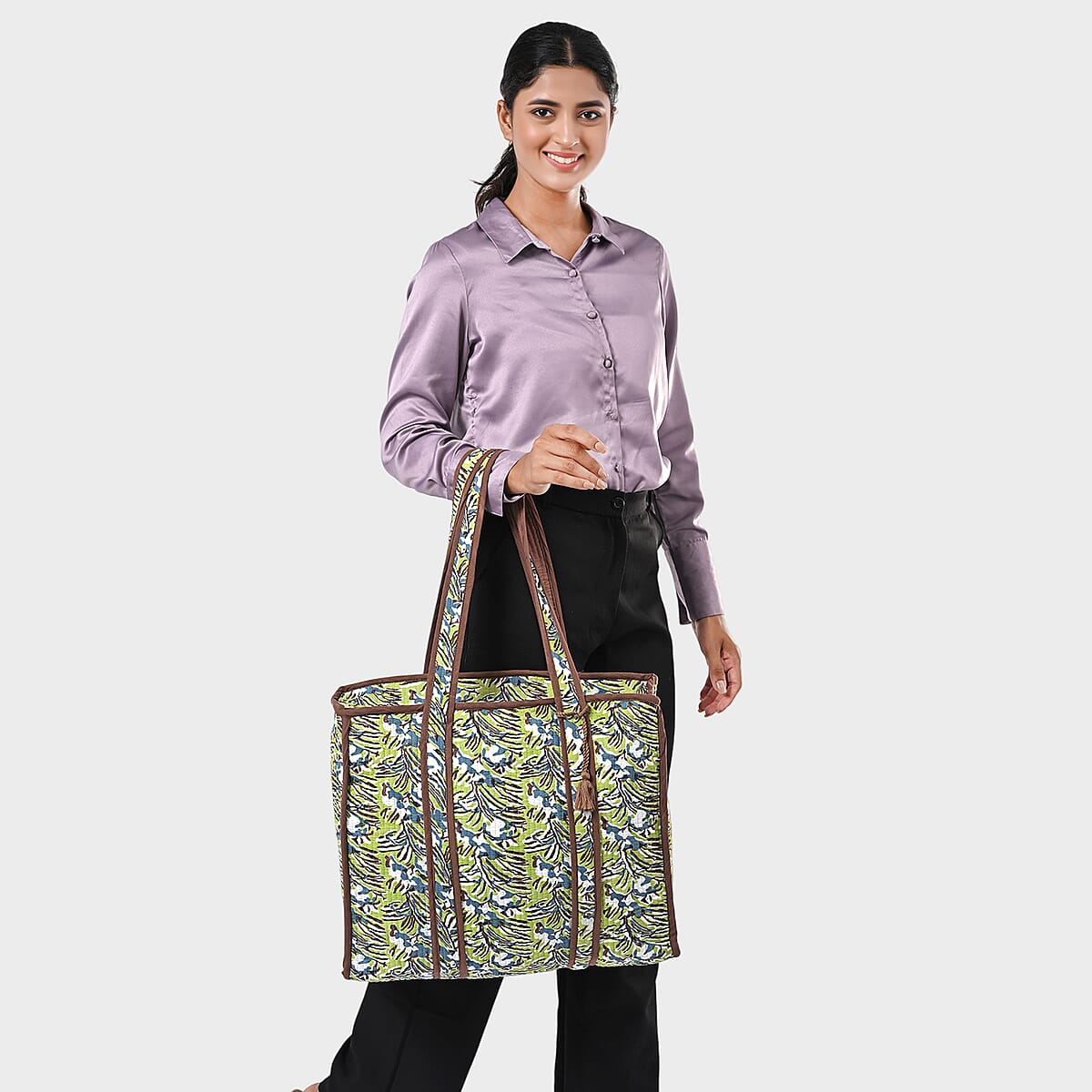 Green Floral Quilted Cotton & Polyester Tote Bag image number 3