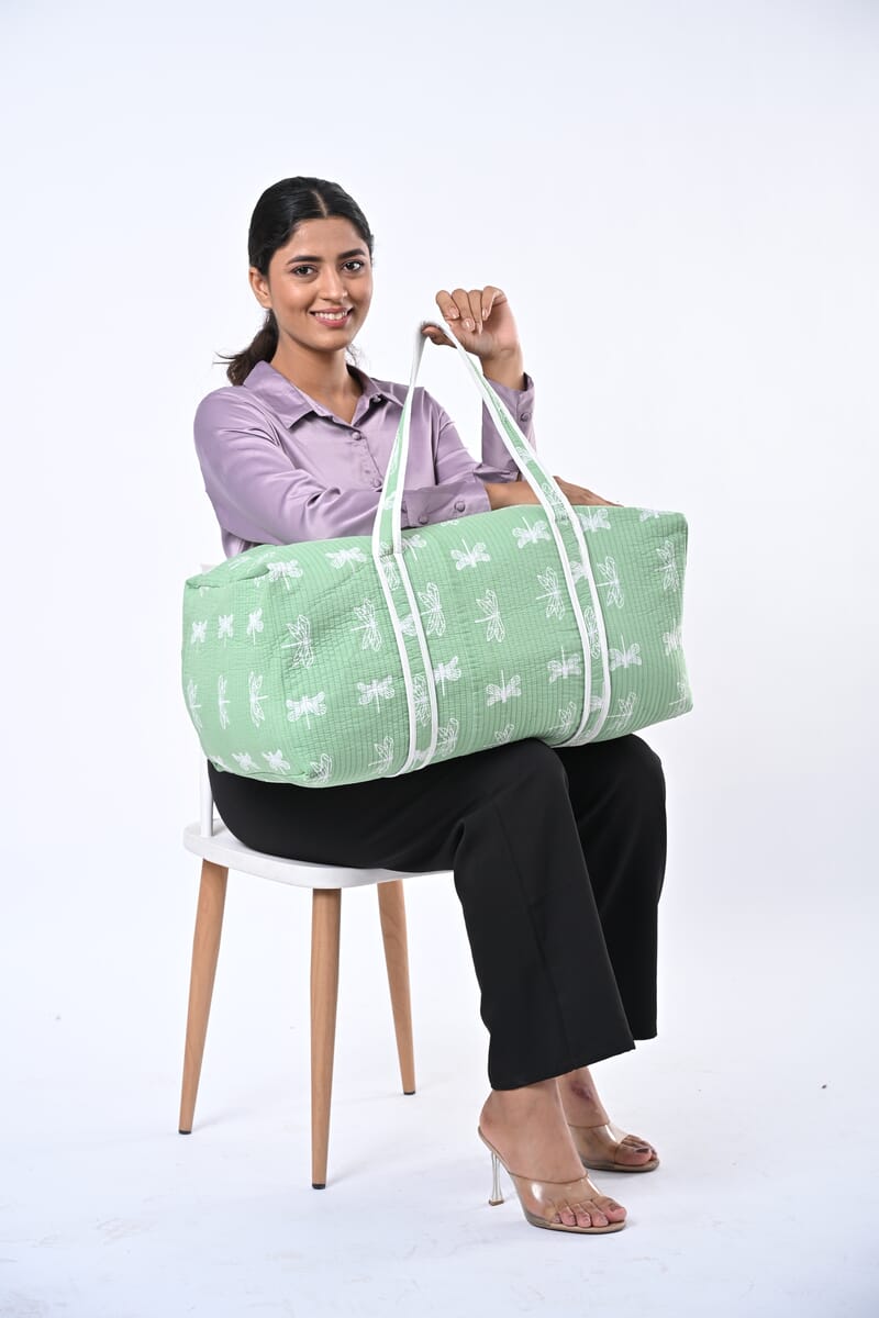 Green Quilted Fabric Bag with Zipper Closure image number 2