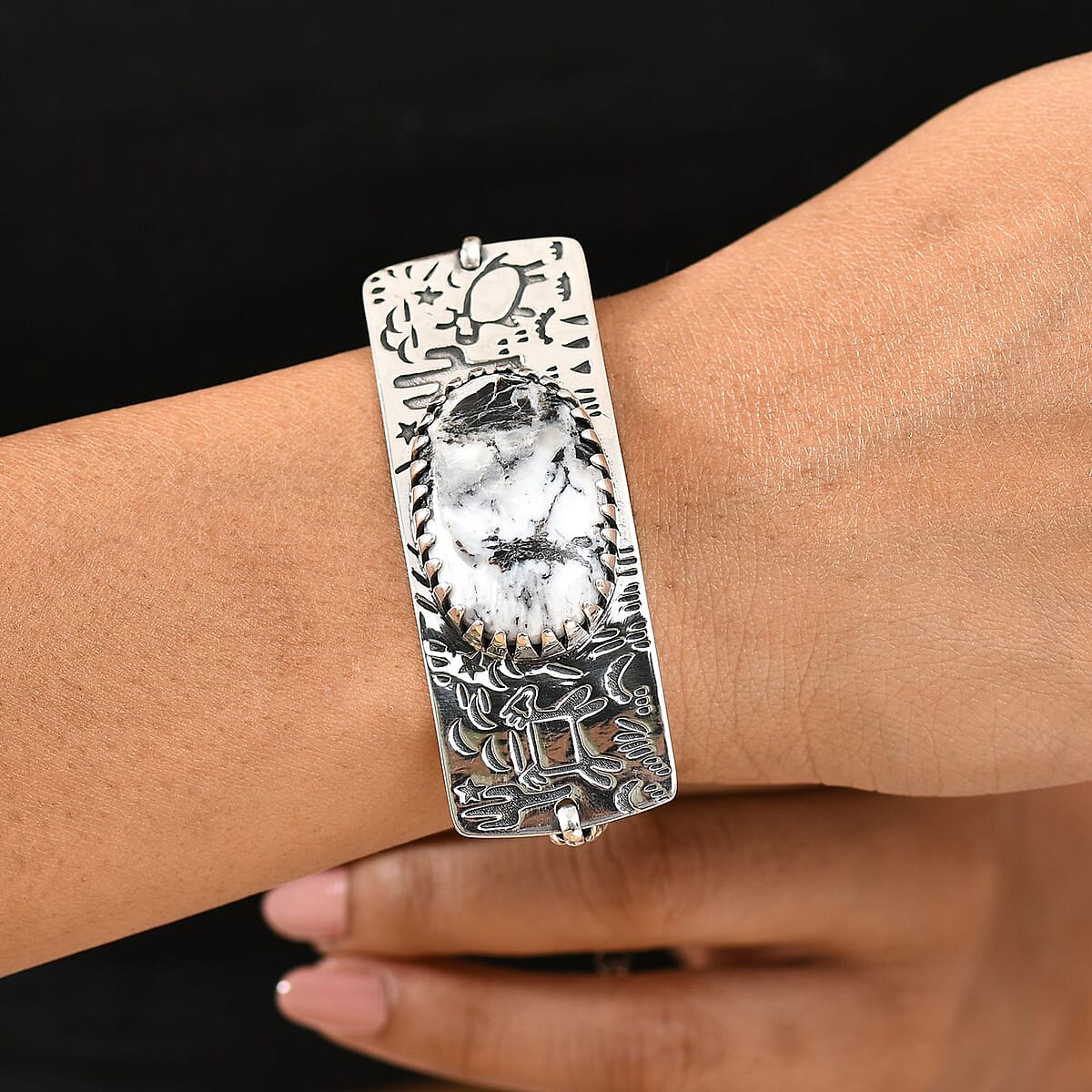 D'Joy Artisan Crafted White Buffalo 34.70 ctw Legends of the Desert Bracelet in Black Oxidized Sterling Silver (8.00 In) image number 2