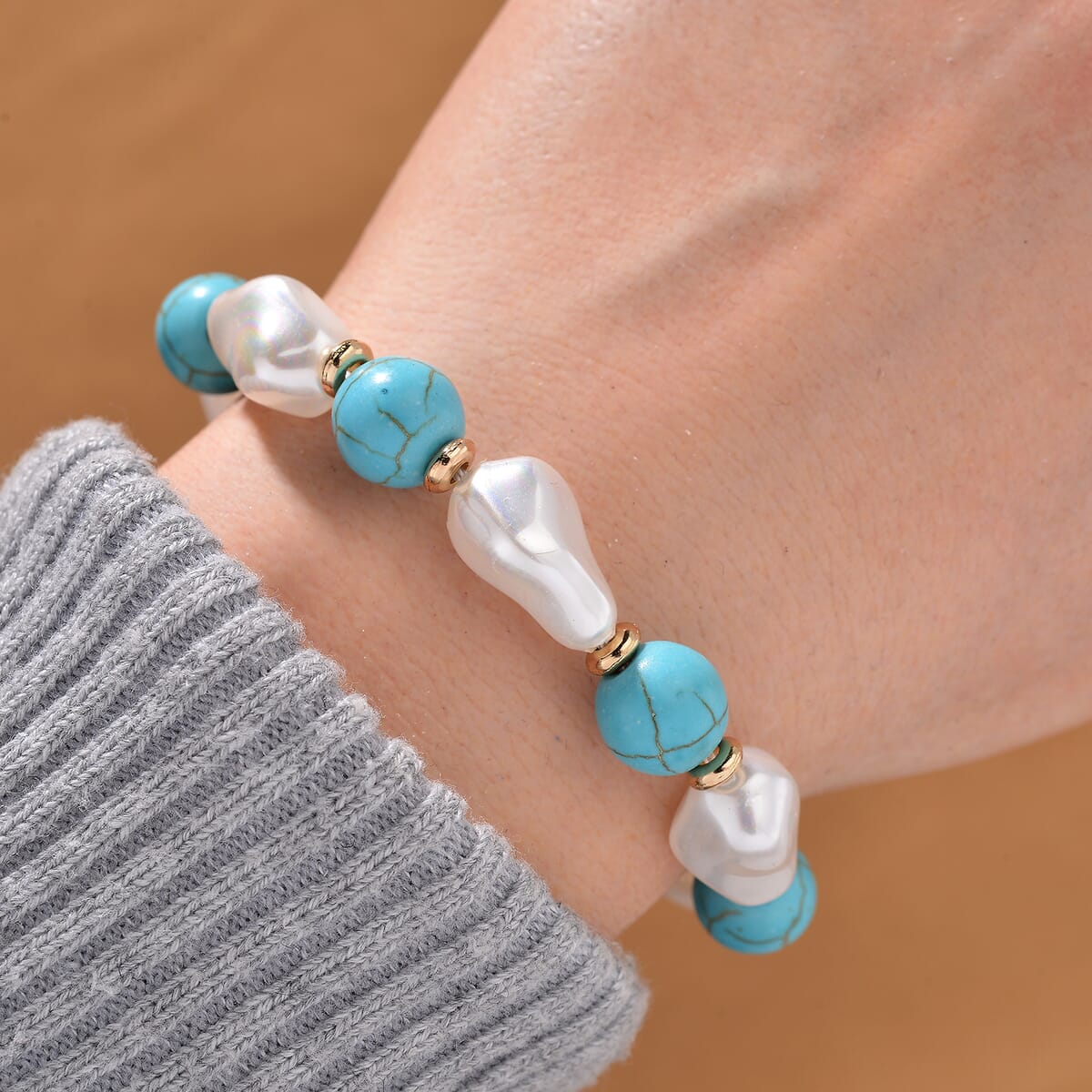 White Shell Pearl, Blue Howlite Beaded Bracelet (7-9In) in Goldtone 25.00 ctw image number 1