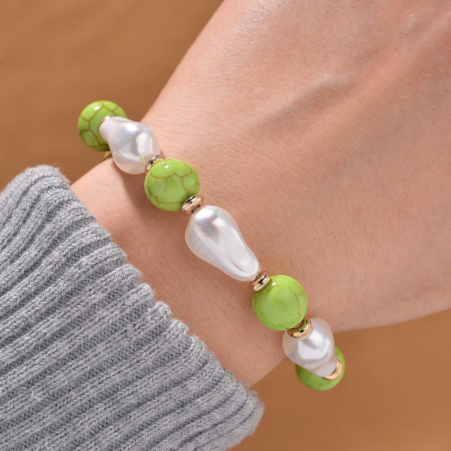 White Shell Pearl, Constituted Green Howlite Beaded Bracelet (7-9In) in Goldtone 25.00 ctw