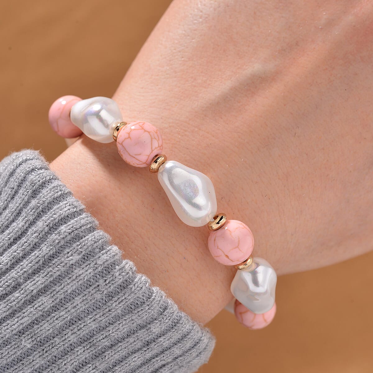 White Shell Pearl, Constituted Almandine Howlite Beaded Bracelet (7-9In) in Goldtone 25.00 ctw image number 1