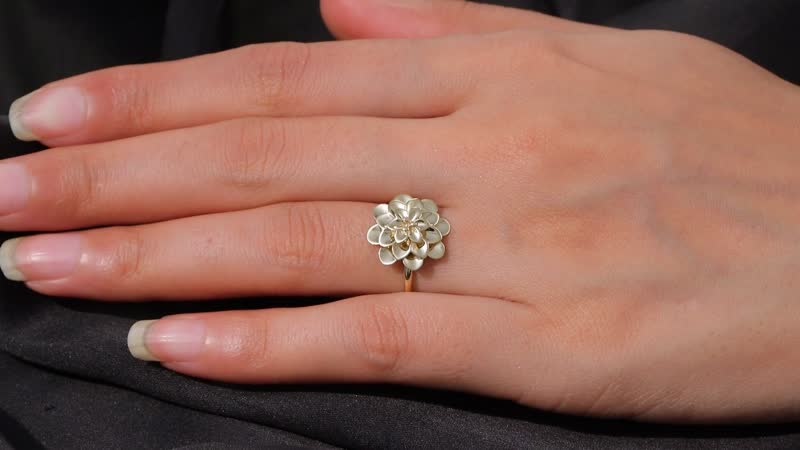 TLV 10K Yellow Gold  Floral Ring,  Gold Wt. 4.1 g (Size 10.0)