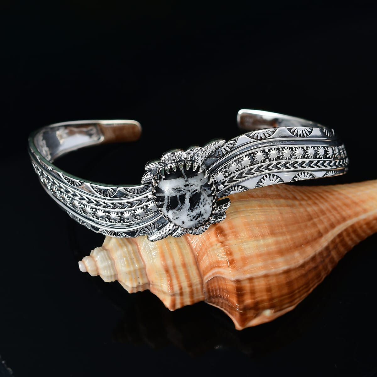 D'Joy Artisan Crafted White Buffalo 10.20 ctw Southwest Cuff Bracelet in Black Oxidized Sterling Silver (7.25 In) image number 1