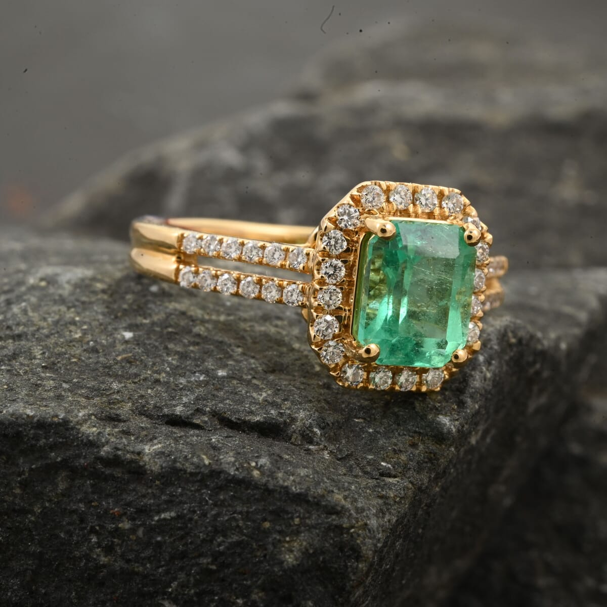Iliana AAA Boyaca Colombian Emerald and G-H SI Diamond 1.70 ctw Halo Ring in 18K Yellow Gold (Size 7.5) image number 1