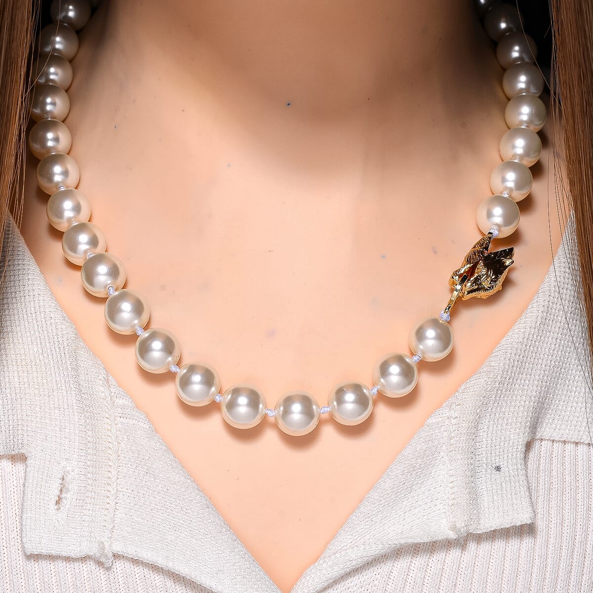 White Shell Pearl Necklace with Leopard Lock in Goldtone (20 Inches) image number 1