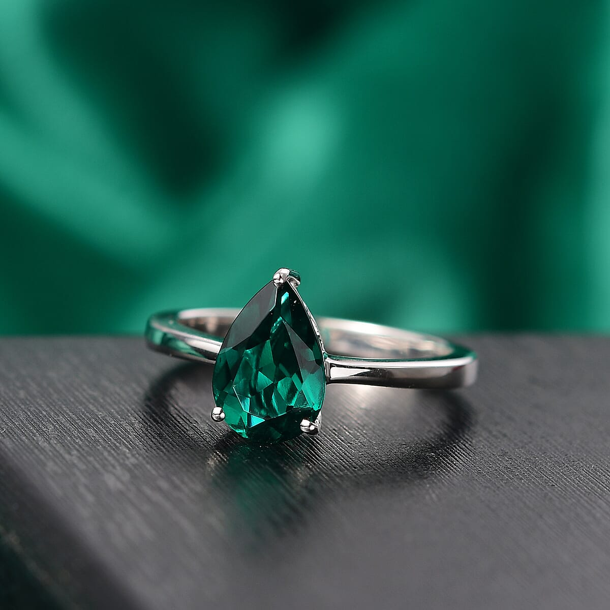 AAA Luxuriant Lab Grown Emerald 1.65 ctw Solitaire Ring in 10K White Gold (Size 8.0) image number 1
