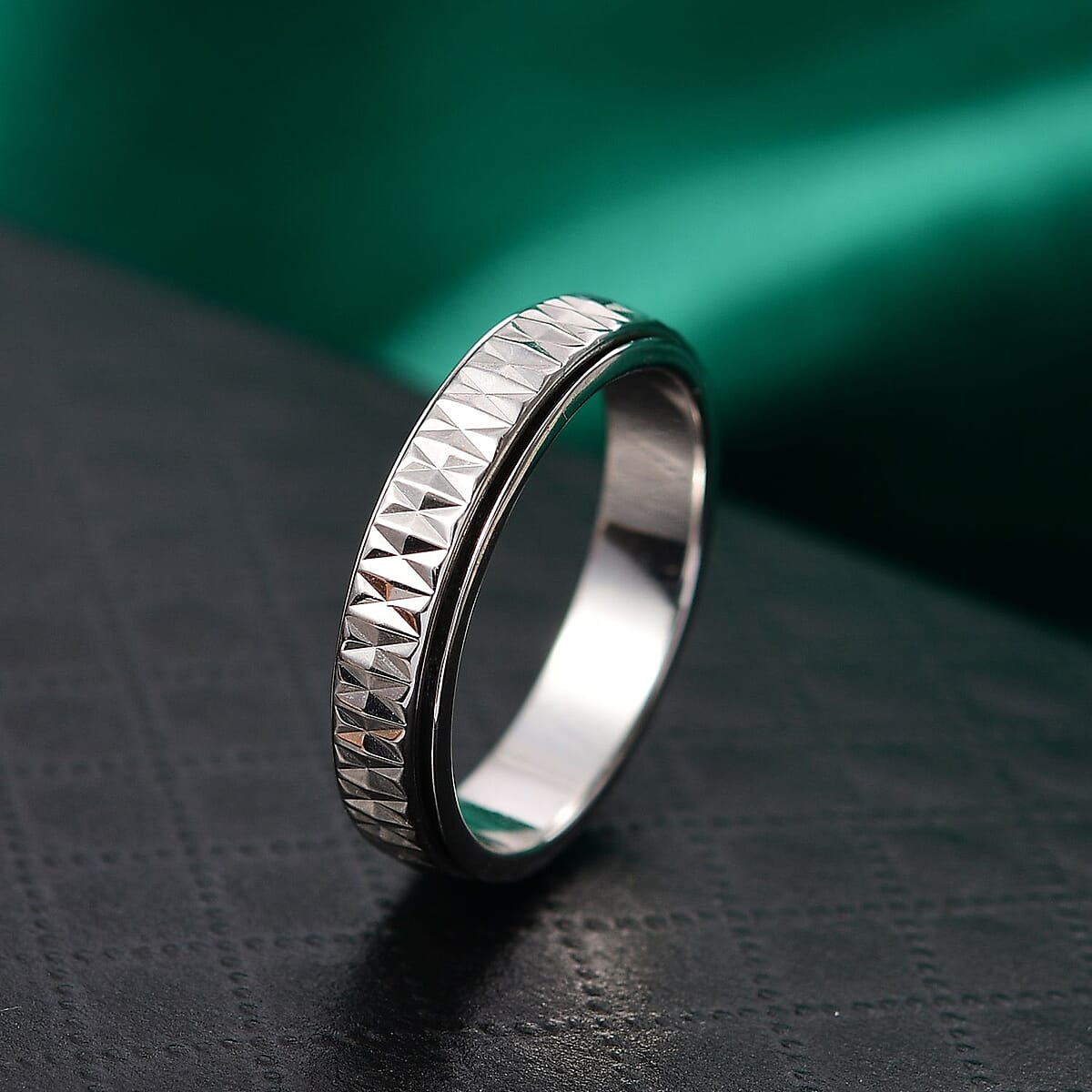 Diamond Cut Spinner Band Ring in 950 Platinum (Size 6.0) 6.37 Grams image number 1