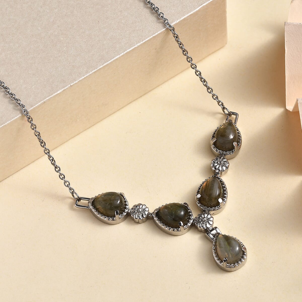 Malagasy Labradorite 7.15 ctw Necklace in Stainless Steel 18 Inches image number 1