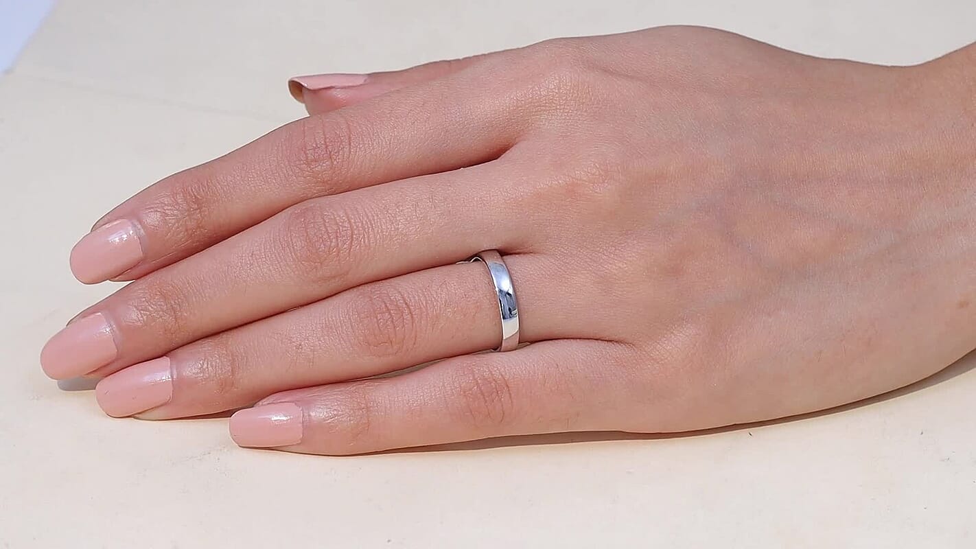 Band Ring in 18K White Gold (Size 10.0) 3.60 Grams